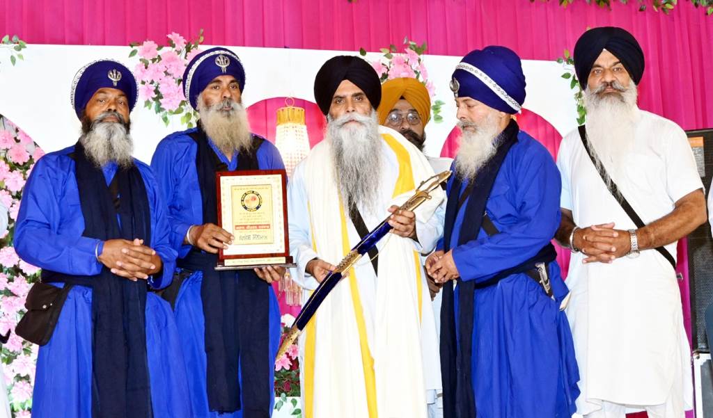 ਮਹਾਨ ਕੀਰਤਨ ਦਰਬਾਰ ਦੇ ਦੂਸਰੇ ਦਿਨ ਵੀ ਸੰਗਤਾਂ ਦਾ ਉਮੜਿਆ ਸੈਲਾਬ ਨਵਾਂਸ਼ਹਿਰ ਦੇ ਕੀਰਤਨ ਦਰਬਾਰ ਸਮਾਗਮ ਕਈ ਪਹਿਲੂਆਂ ਤੋਂ ਵਿਲੱਖਣ  ਭਾਈ ਪਿੰਦਰਪਾਲ ਸਿੰਘ 